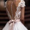 Svadobné šaty s čipkovaným chrbátom a jednoduchou tylovou sukňou