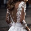 Svadobné šaty s čipkovými rukávmi a padavou sukňou
