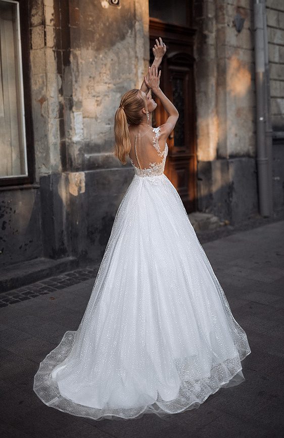 Svadobné šaty s čipkovými ramienkami pre dokonale krásnu nevestu