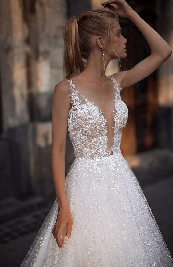 Svadobné šaty s čipkovými ramienkami pre dokonale krásnu nevestu