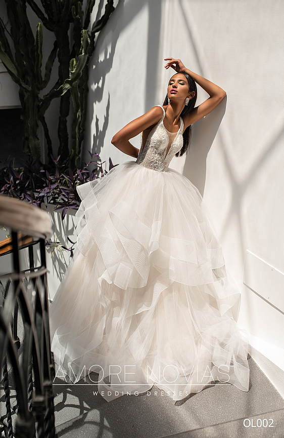 Svadobné šaty s bohatou tylovou sukňou sú ako stvorené pre nevestu, ktorá túži svoj svadobný deň stráviť ako princezná.