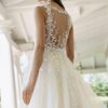 Luxusné svadobné šaty s bohato zdobeným živôtikom, trblietavou tylovou sukňou a rafinovane prepracovaným chrbtom, sú výnimočným kúskom!
