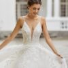 Prekrásne svadobné šaty SHAKIMA španielskej značky Adriana Alier, sú úžasnou kombináciou luxusnej čipky a bohatej tylovej sukne. Úzke ramienka sú hitom tejto svadobnej sezóny a svadobné šaty SHAKIMA patria k tým najkrajším kúskom.
