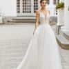 Prekrásne svadobné šaty SHAKIMA s úzkymi ramienkami španielskej značky Adriana Alier, sú úžasnou kombináciou luxusnej čipky a bohatej tylovej sukne.