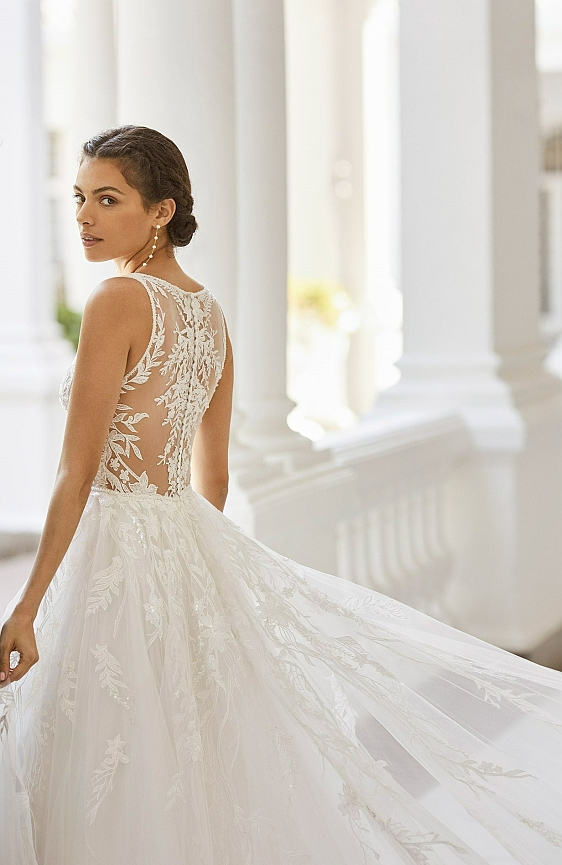 Prekrásne svadobné šaty SIMONET španielskej značky Adriana Alier, sú úžasnou kombináciou luxusnej čipky a bohatej tylovej sukne.