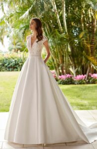 Prekrásne svadobné šaty HOSNI španielskej značky Adriana Alier, sú úžasnou kombináciou hladkej sukne a luxusnej čipky, v ktorých sa budete cítiť ako princezná.