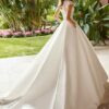 Prekrásne svadobné šaty HOSNI - španielskej dizajnérky Adriana Alier, v ktorých sa budete cítiť ako princezná nájdete v našej novej kolekcii svadobných šiat na prenájom a predaj.