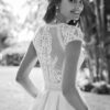 Prekrásne svadobné šaty HOSNI španielskej značky Adriana Alier, sú úžasnou kombináciou hladkej sukne a luxusnej čipky, v ktorých sa budete cítiť ako princezná