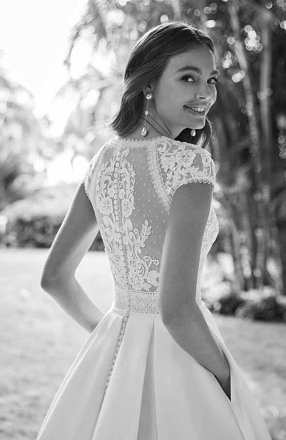 Prekrásne svadobné šaty HOSNI španielskej značky Adriana Alier, sú úžasnou kombináciou hladkej sukne a luxusnej čipky, v ktorých sa budete cítiť ako princezná