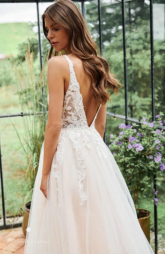Prekrásne čipkované svadobné šaty, v ktorých sa budete cítiť ako princezná nájdete v našej novej kolekcii svadobných šiat na prenájom a predaj.