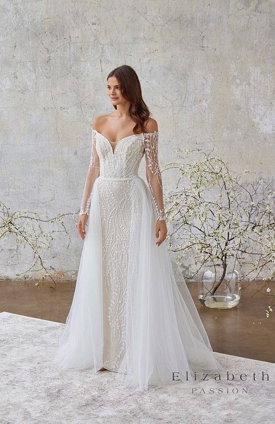 Prekrásne čipkované svadobné šaty Elizabeth Passion s dlhými rukávmi nájdete v našej kolekcii na prenájom a predaj.