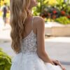 Svadobné šaty s úzkymi ramienkami sú hitom tejto svadobnej sezóny