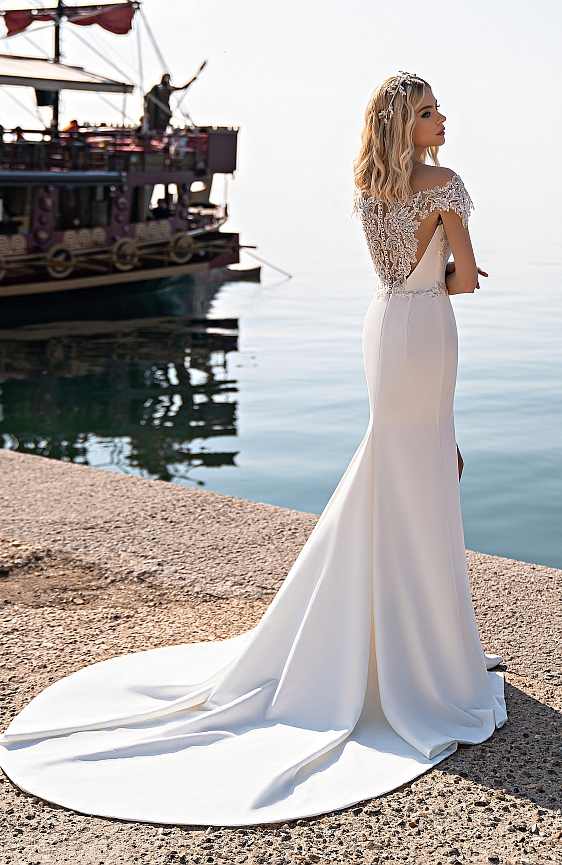 Saténové svadobné šaty s ramienkami a hladkou sukňou v úzkom strihu - jednoduchá elegancia.