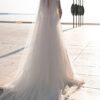 Svadobné šaty s dlhými rukávmi z prekrásnej čipky sú tou správnou voľbou pre Váš deň D.