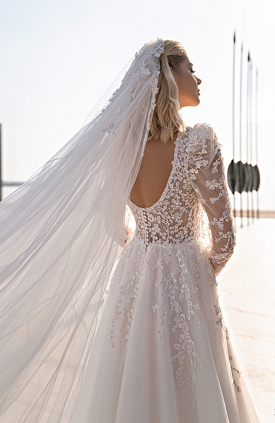 Svadobné šaty s dlhými rukávmi z prekrásnej čipky sú tou správnou voľbou pre Váš deň D.