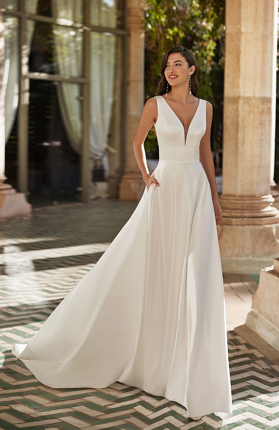 Jednoduché saténové svadobné šaty - maximálna elegancia a nadčasovosť pre dokonale krásnu nevestu.