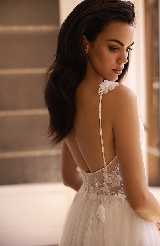 Bohémske svadobné šaty Jednoduché čipkované svadobné šaty s tenkými ramienkami a rozparkom