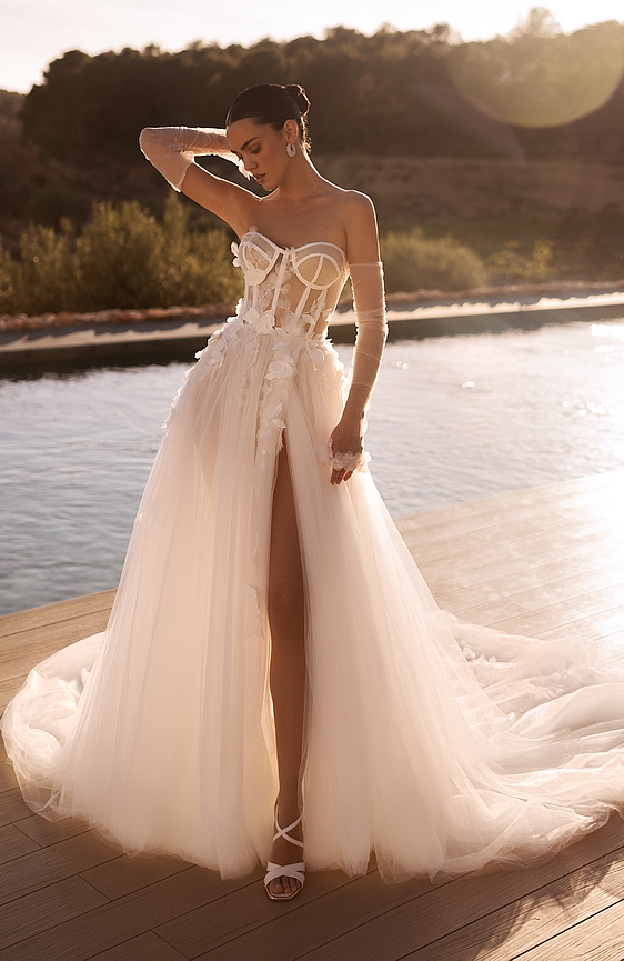 Korzetové svadobné šaty s dlhým rukávom čipkované a rozparkom