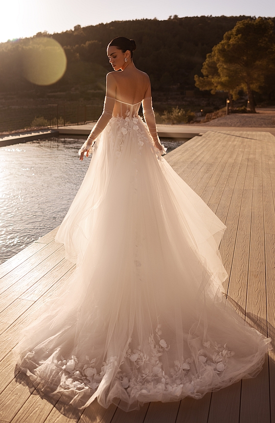 Korzetové svadobné šaty s dlhým rukávom čipkované a rozparkom